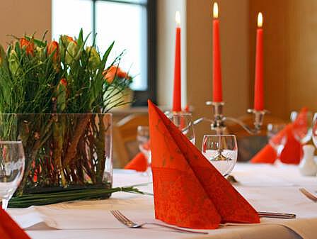 Raum Strandmuschel gedeckte Tafel - Feiern an der Ostee | Hotel Osteeland