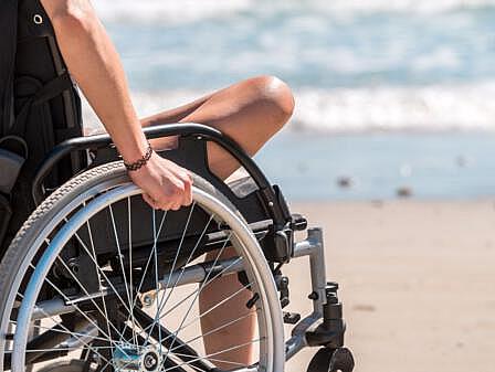 Junge Frau im Rollstuhl am Strand - Sorglos Urlaub an der Ostsee | Hotel Osteeland