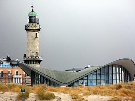 Teepott und Leuchtturm in Rostock-Warnemünde